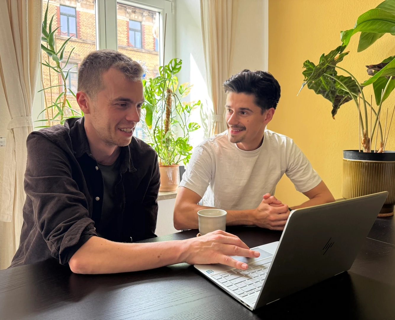 Henning und Julian im gemeinsamen Gespräch